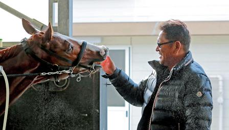 大魔神と愛馬、癒やしのひととき…佐々木氏２年ぶりに訪厩 | 競馬ニュース - netkeiba