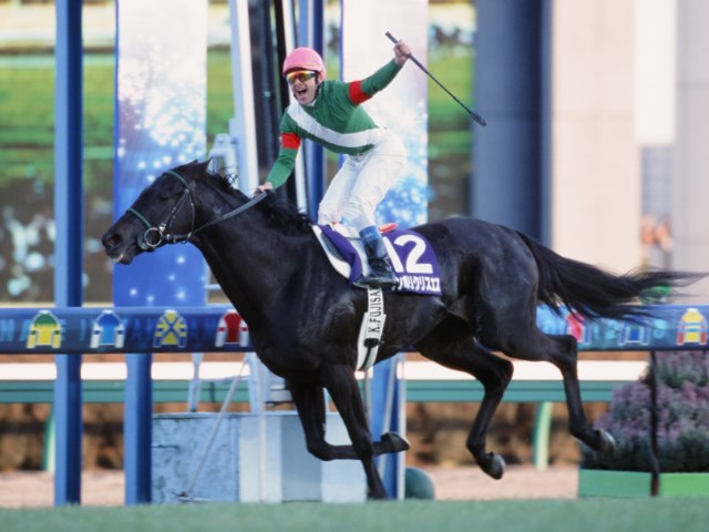 有馬記念】シンボリクリスエスが9馬身差独走 引退の花道を飾る連覇