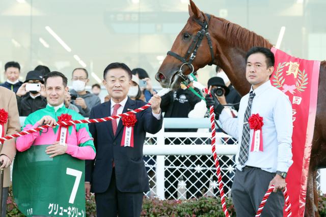 京都2歳S】グリューネグリーン逃げ切って重賞初V Mデムーロ騎手「他の馬がくると集中してくれる」 | 競馬ニュース - netkeiba