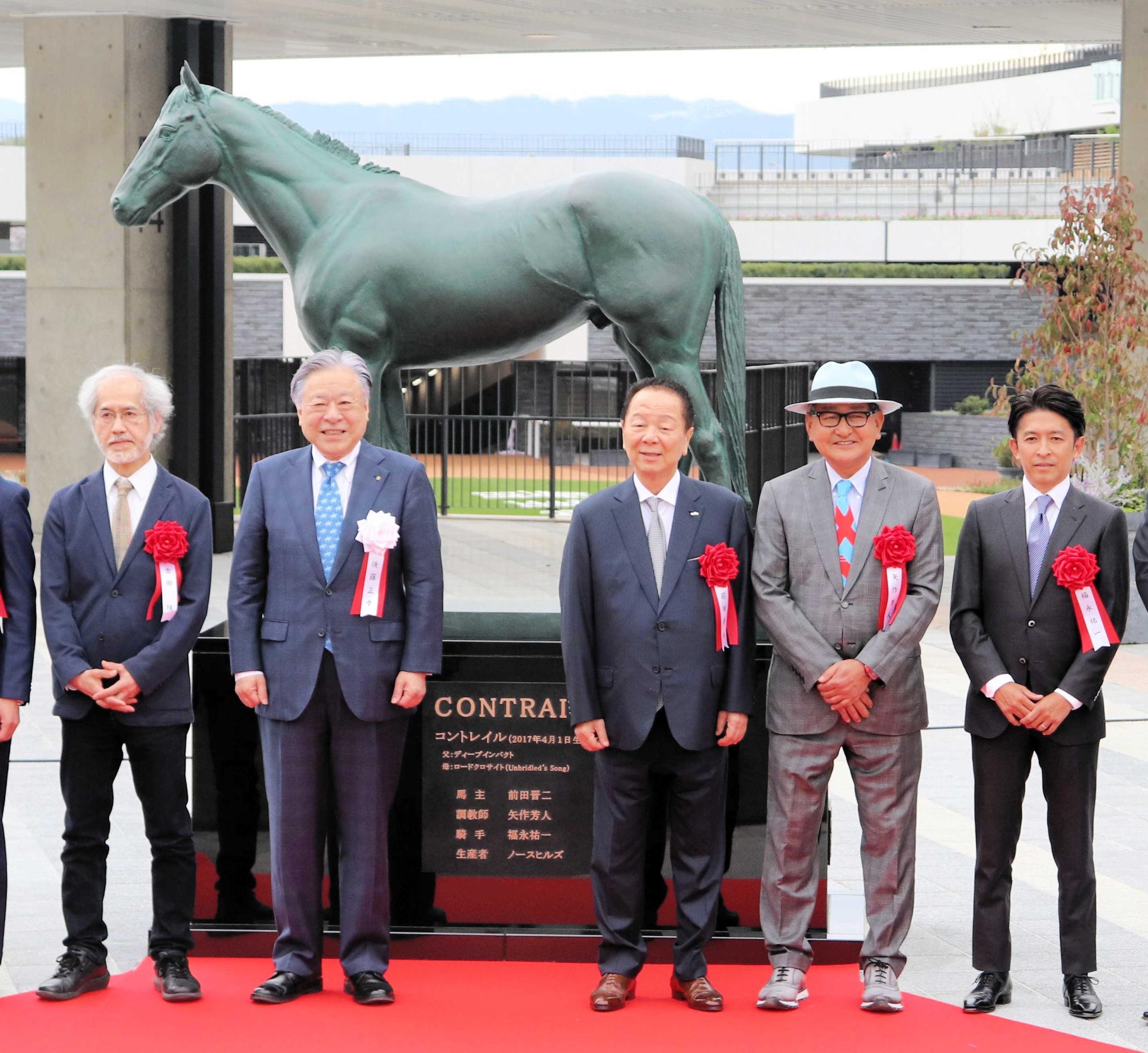 京都競馬場でコントレイル馬像除幕式 矢作師「リアル」 ２５年産駒