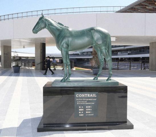 新装・京都競馬場】大きなコントレイル像がお目見え 三冠馬メモリアル